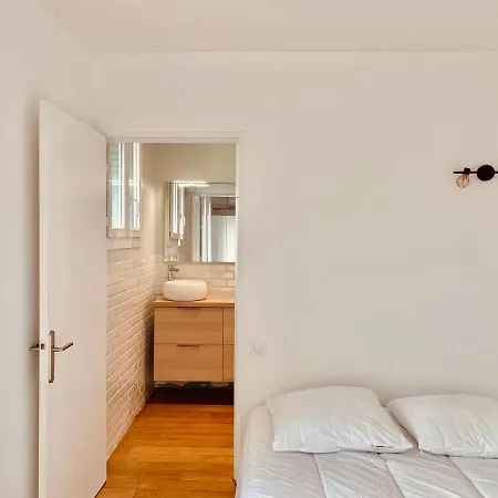 Jeanne D'Arc : Beau T2 Renove. Balcon Et Parking *